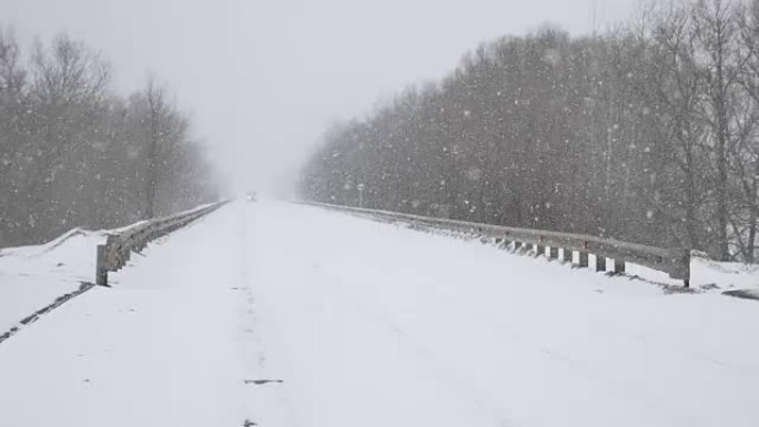 赛道道路冬季汽车骑行非常大雪户外暴风雪暴风雪