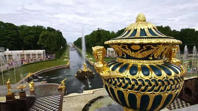 在俄罗斯圣彼得堡彼得霍夫大皇宫公园展示喷泉和花瓶的跟踪镜头