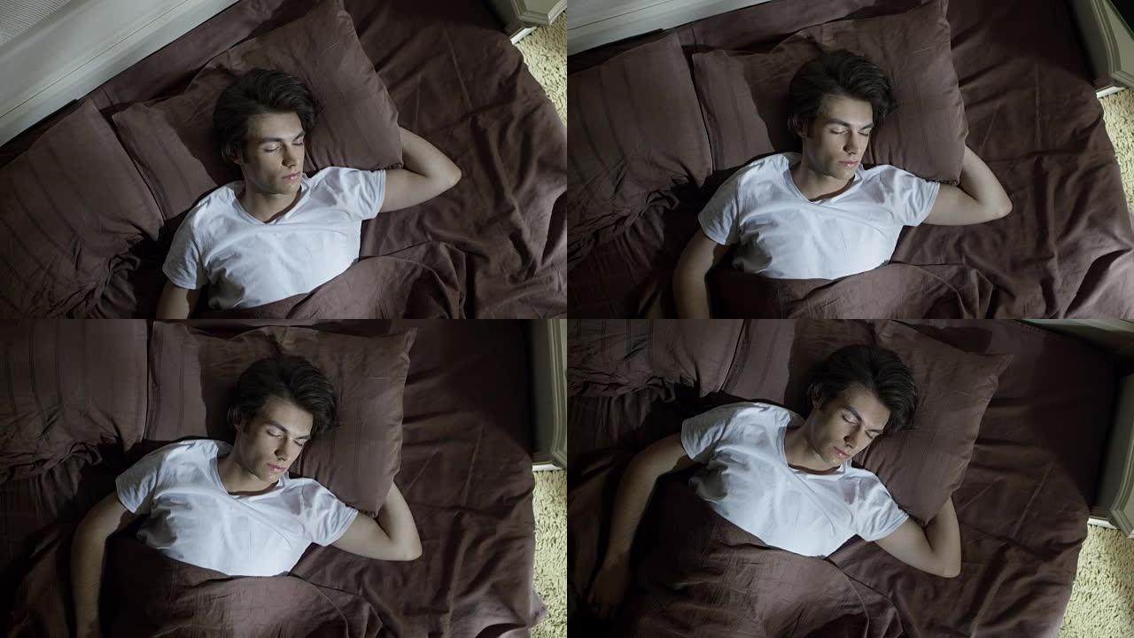 迷人的男孩睡在床上。在红色史诗电影相机上拍摄。