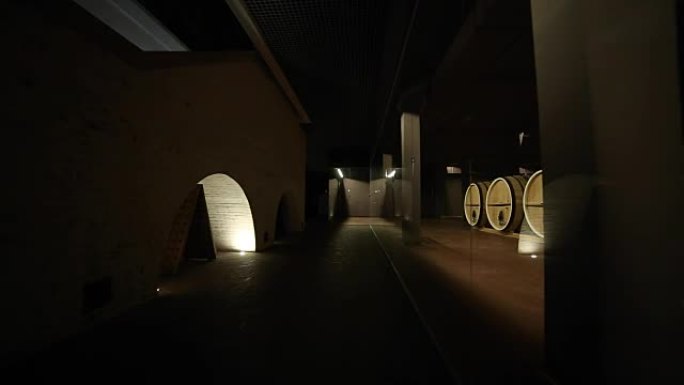 酒桶、陈酿葡萄酒和楼梯