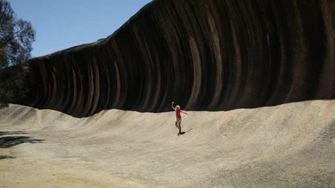 波浪岩石徒步旅行