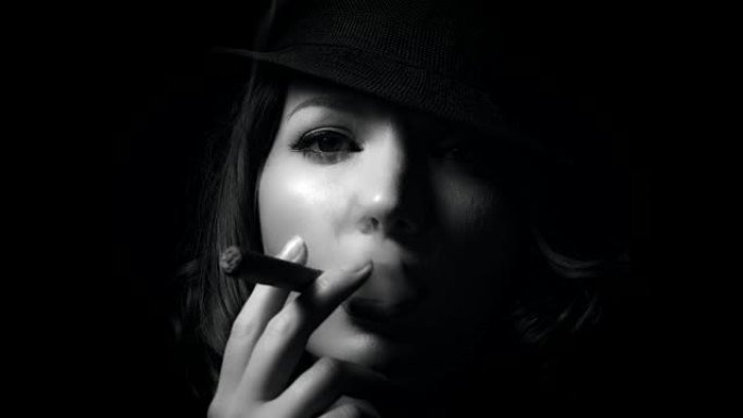 4k Gagster Style Woman抽雪茄，b & w
