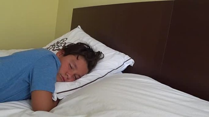 疲倦的青春期男生睡在床上