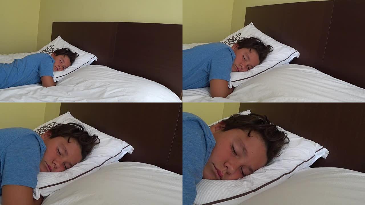 疲倦的青春期男生睡在床上