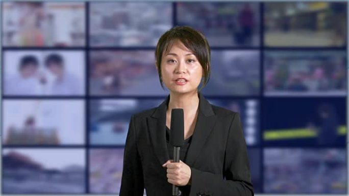 新闻女主播在演播室里，背景是一排排的屏幕
