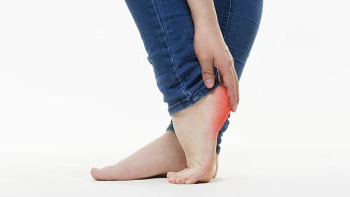 女人腿部疼痛，白色背景上的女性脚按摩