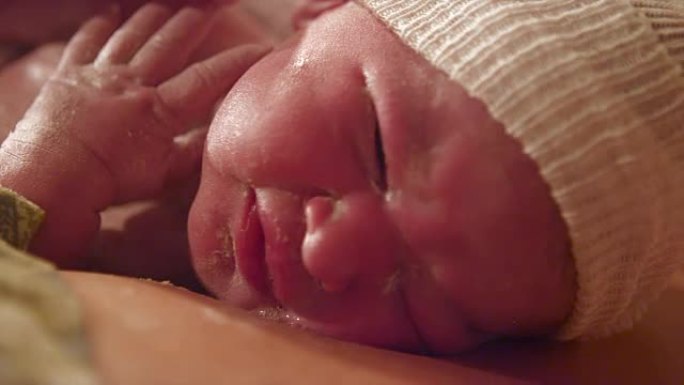 几分钟前出生在母亲胸部的新生婴儿