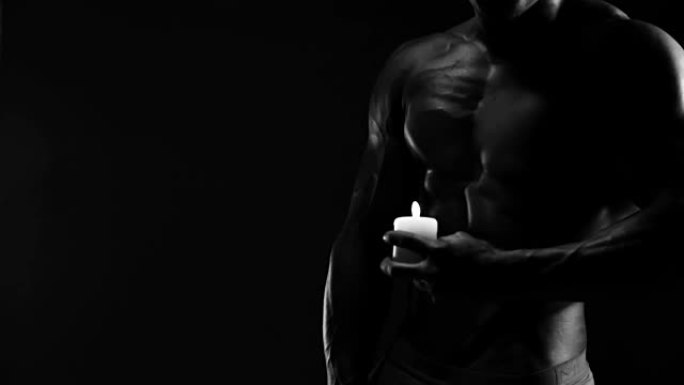 肌肉发达的身体和蜡烛