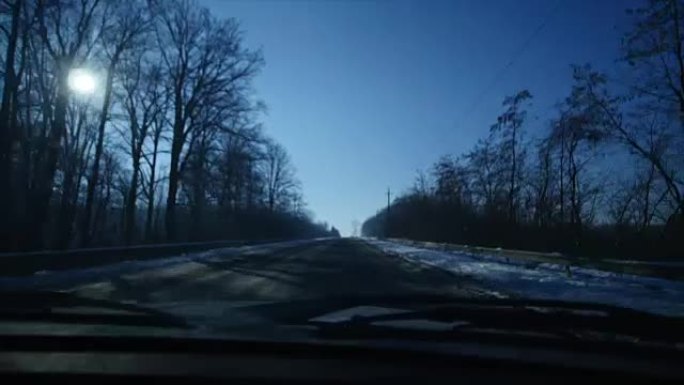 在结冰的道路上驾驶汽车。危险的道路。冬季风景
