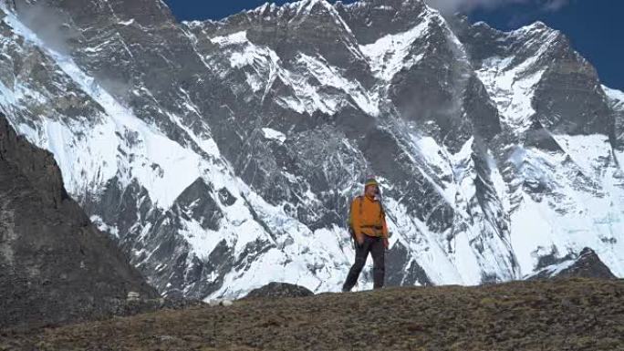 背着背包的人爬上喜马拉雅山的山坡