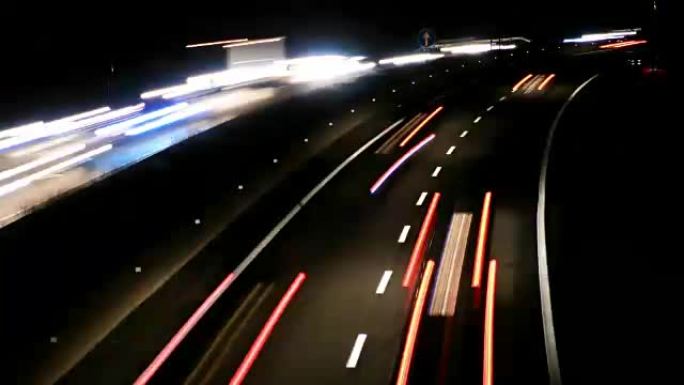 夜间通行的高速公路交通车