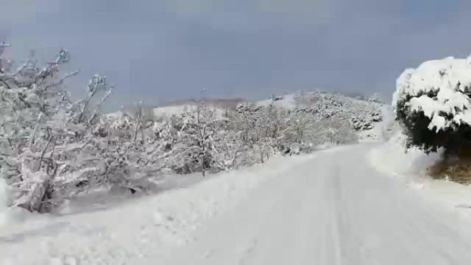 冬季雪地公路上快速跑车驾驶的延时，上山