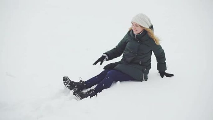 爱在雪地里玩耍的情侣。雪中的男人和女人