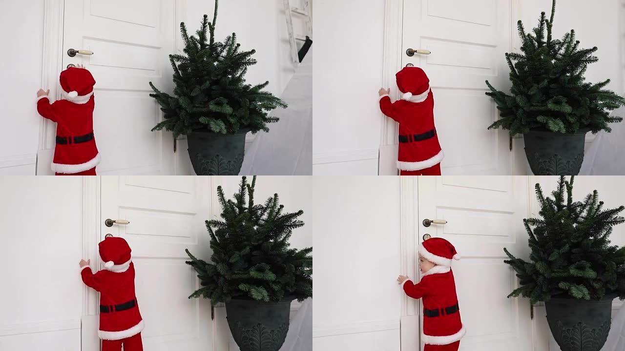 穿着圣诞老人西装的小孩试图打开门回家