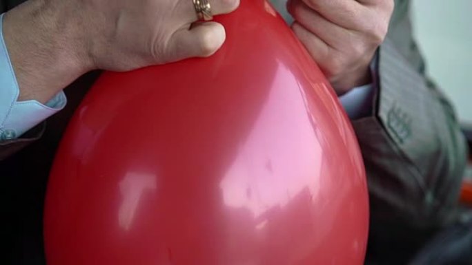 男子tieing红色气球