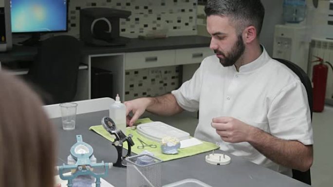 牙科技师将牙冠放在模型基牙上
