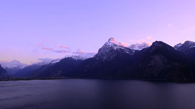 瑞士中部山脉和湖泊的壮丽全景。夕阳把云彩涂上了宏伟的色彩。宽镜头。