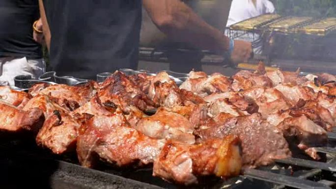 烤肉串在烤架上煮熟。街头美食。烤肉串上的肉