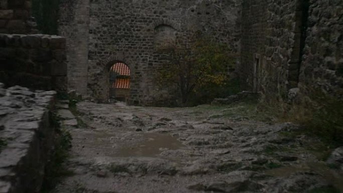 黑山，酒吧。在旧堡垒的废墟里下雨。