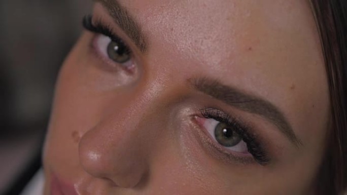 性感女人嘴唇的特写镜头，口红和美丽的白玫瑰性感