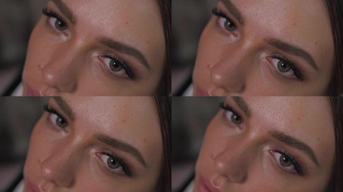 性感女人嘴唇的特写镜头，口红和美丽的白玫瑰性感