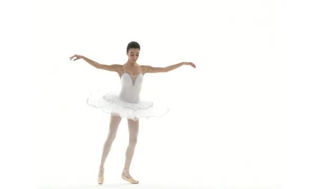芭蕾舞女演员在慢动作中与白色芭蕾舞短裙在白色背景上跳舞