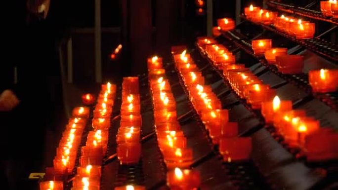 许多在基督教教堂燃烧的蜡烛