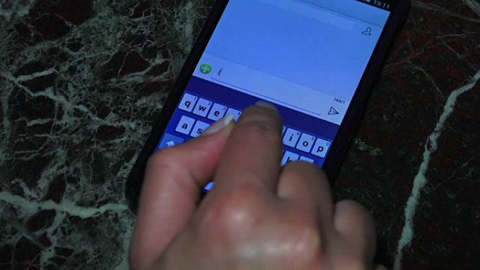 黑客女人在iPhone智能手机设备上发短信，我想你留言，索尼超高清变焦拍摄，股票视频