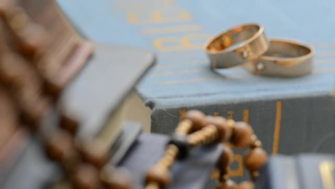两枚结婚戒指在书架上，放大，用滑块拍摄