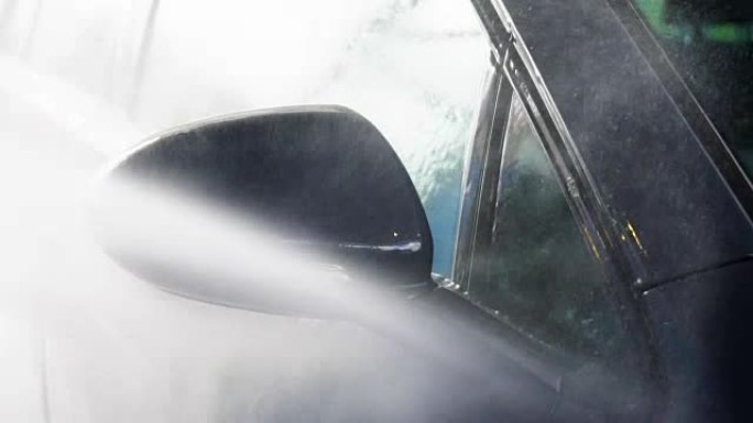 使用高压水射流洗车。