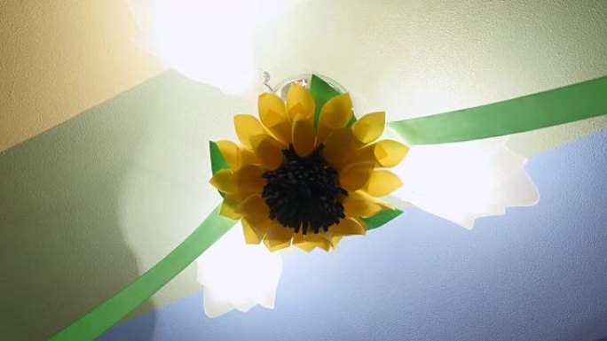 折纸向日葵隔离在枝形吊灯上