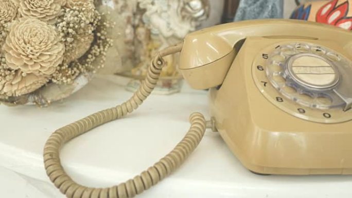 拨打复古旋转复古风格电话的4K. dolly。复古色调的薄膜染料。旧电信技术
