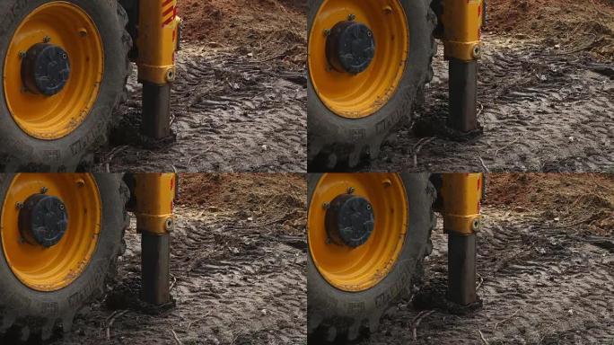 挖掘机操作和挖掘新电线的土壤。