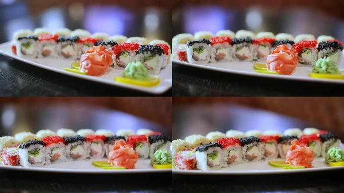 美味的亚洲餐厅菜 -- 芥末姜汁红黑鱼子酱寿司卷