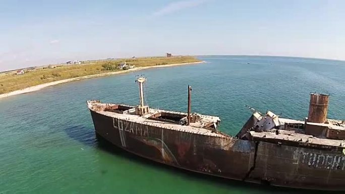 沿海难Evangelia的无人机镜头，显示了上层甲板的高级结构损坏，该船一分二，滞留在罗马尼亚黑海沿