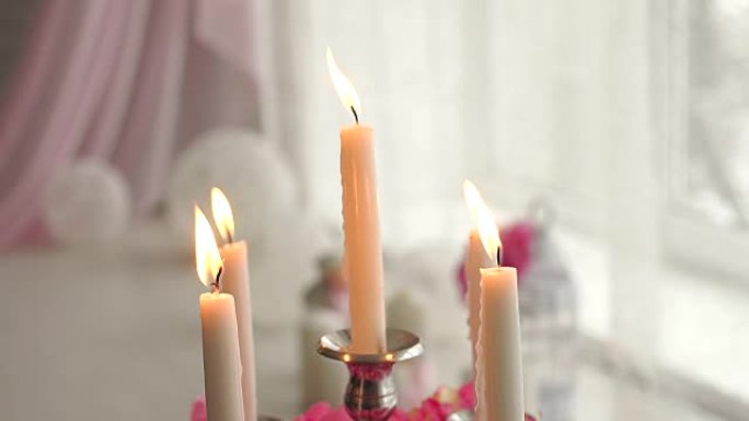 烛台上燃烧蜡烛的特写镜头。