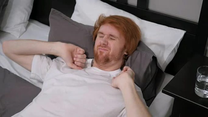 躺在床上的红发男人感到不舒服，动荡不安