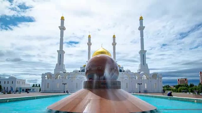 哈萨克斯坦阿斯塔纳的努尔阿斯塔纳清真寺外部，喷泉在前景处延时超流