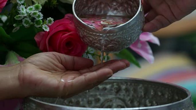 泰国泼水节概念:泰国人庆祝新年泼水节时，会送花环给长辈，并祈求祝福