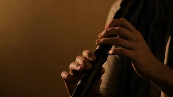 男子演奏日本竹笛-尺八