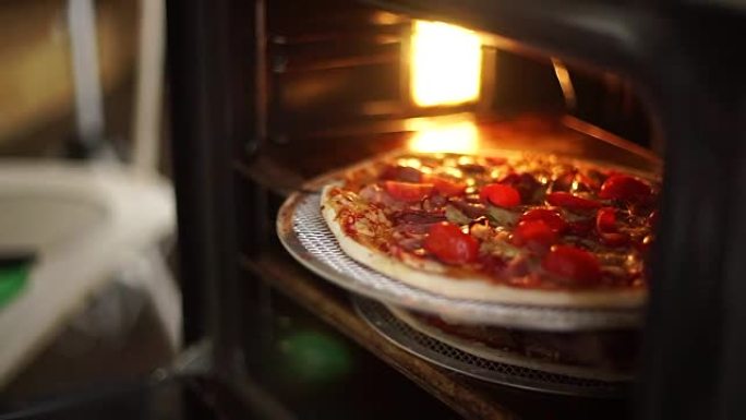 热披萨从烤箱中取出