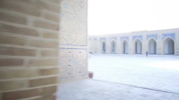 乌兹别克斯坦布哈拉Mir-i-Arab metressa的拱形走廊透视。