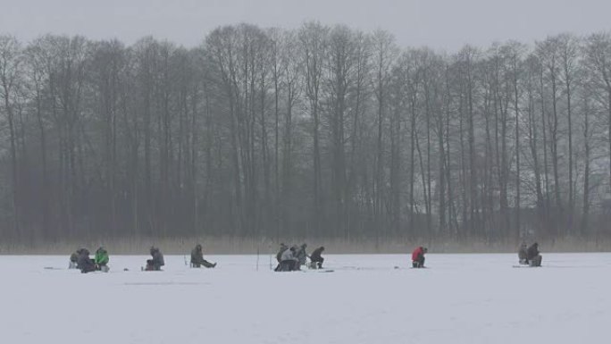 许多渔民正在捕鱼。冰上钓鱼