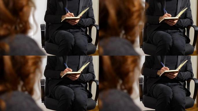 心理学家在与焦虑患者的谈话中做笔记