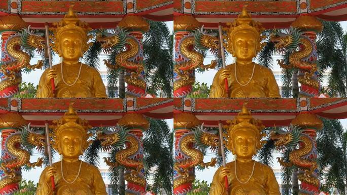 被龙柱包围的中国神的金色雕像。芭堤雅的中国寺庙Ang部队。