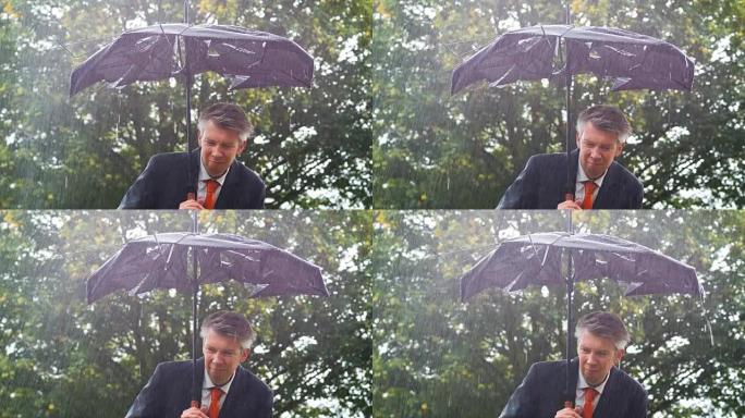 商人在雨中躲在破雨伞下
