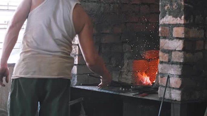 铁匠从火中取铁棍