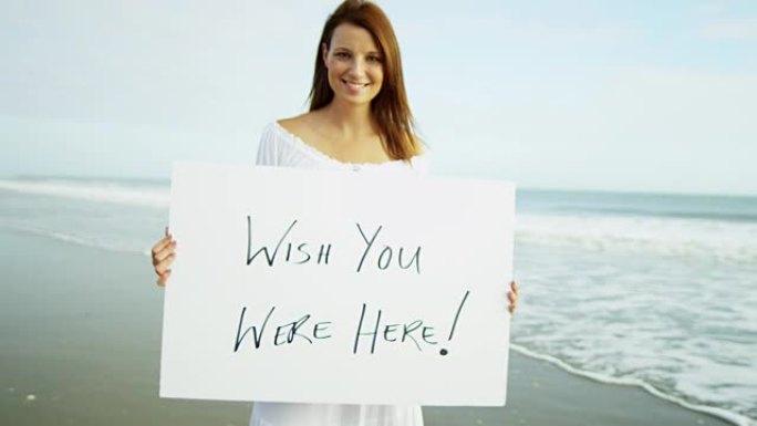 肖像美丽的白人女孩广告夏季海滩生活方式