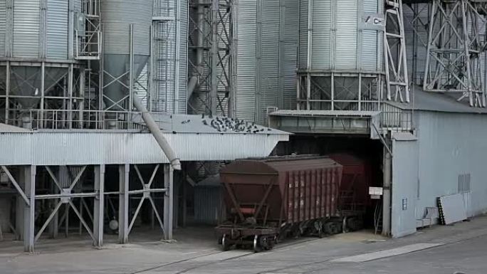 货运列车与农作物作为货物运输在海上大谷物码头移动。将谷物从铁路车厢卸载到电梯。谷物转运设施枢纽筒仓