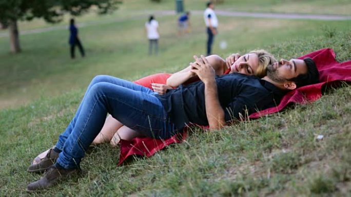 浪漫的情侣在公园拥抱 -- 爱，放松，公园
